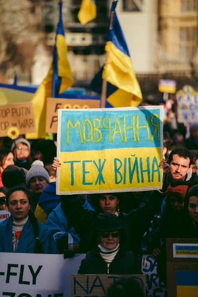 Парламентская Площадь Лондон 2022 Украинский Народ Протестует Тысячи Людей Собираются — стоковое фото