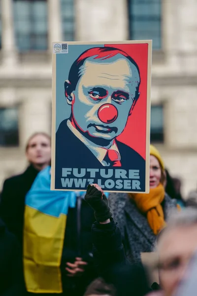 2022 침공에 반대하는 우크라이나 시위의 주홍색 포스터 — 스톡 사진