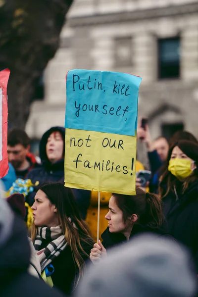 英国伦敦议会广场 2022 乌克兰人民举行抗议活动 数千人聚集在一起 要求英国政府 欧盟和美国对俄罗斯实施更严厉的制裁 以制止乌克兰战争 — 图库照片