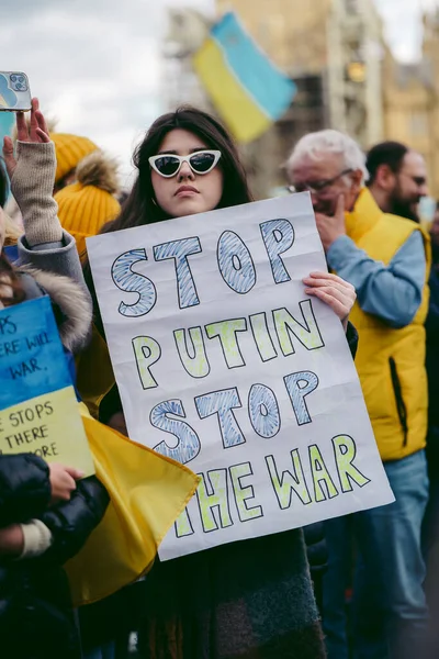 英国伦敦议会广场 2022 乌克兰人民举行抗议活动 数千人聚集在一起 要求英国政府 欧盟和美国对俄罗斯实施更严厉的制裁 以制止乌克兰战争 — 图库照片