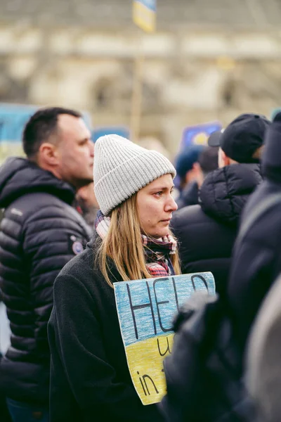 英国伦敦议会广场 2022 乌克兰人民举行抗议活动 数千人聚集在一起 要求英国政府 欧盟和美国对俄罗斯实施更严厉的制裁 以制止乌克兰战争 — 图库照片