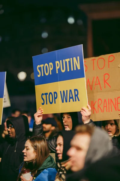 伦敦特拉法加广场 2022 乌克兰人民抗议 数千人聚集在一起 要求英国政府 欧盟和美国对俄罗斯实施更严厉的制裁 以制止乌克兰战争 — 图库照片