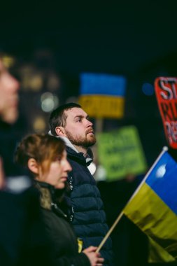 Trafalgar Meydanı, Londra - 124; İngiltere - 2022,03.08: Ukrayna halkı protesto ediyor, binlercesi Rusya 'ya İngiliz Hükümeti, AB ve ABD' den Ukrayna 'daki savaşı durdurmak için daha sert yaptırımlar talep etmek üzere toplandı