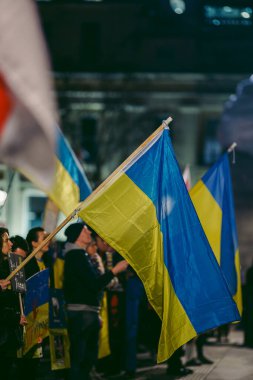 Trafalgar Meydanı, Londra - 124; İngiltere - 2022,03.08: Ukrayna halkı protesto ediyor, binlercesi Rusya 'ya İngiliz Hükümeti, AB ve ABD' den Ukrayna 'daki savaşı durdurmak için daha sert yaptırımlar talep etmek üzere toplandı