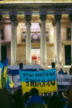Trafalgar Meydanı, Londra - 124; İngiltere - 2022,03.08: Ukrayna halkı protesto ediyor, binlercesi Rusya 'ya İngiliz Hükümeti, AB ve ABD' den Ukrayna 'daki savaşı durdurmak için daha sert yaptırımlar talep etmek üzere toplandı
