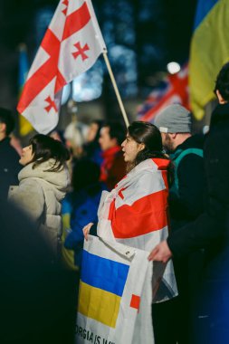 Trafalgar Meydanı, Londra - 124; İngiltere - 2022,03.08: Ukrayna halkı protesto ediyor, binlercesi Rusya 'ya İngiliz Hükümeti, AB ve ABD' den Ukrayna 'daki savaşı durdurmak için daha sert yaptırımlar talep etmek üzere toplandı
