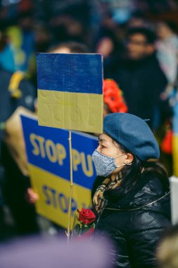 Trafalgar Meydanı, Londra - 124; İngiltere - 2022,03.08: Ukrayna halkı protesto ediyor, binlercesi Rusya 'ya İngiliz Hükümeti, AB ve ABD' den Ukrayna 'daki savaşı durdurmak için daha sert yaptırımlar talep etmek üzere toplandı