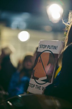 Trafalgar Meydanı, Londra - 124; İngiltere - 2022,03.08: Ukrayna halkı protesto ediyor, binlercesi Rusya 'ya İngiliz Hükümeti, AB ve ABD' den Ukrayna 'daki savaşı durdurmak için daha sert yaptırımlar talep etmek üzere toplandı