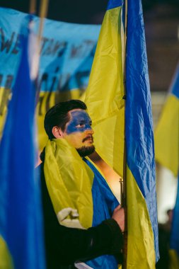 Trafalgar Meydanı, Londra - 124; İngiltere - 2022,03.08: Ukrayna halkı protesto ediyor, binlercesi Rusya 'ya İngiliz Hükümeti, AB ve ABD' den Ukrayna 'daki savaşı durdurmak için daha sert yaptırımlar talep etmek üzere toplandı