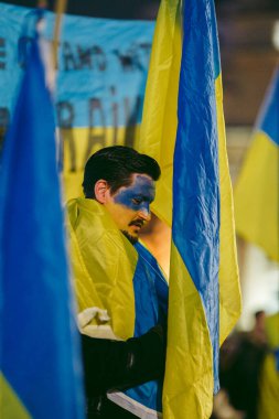 Trafalgar Meydanı, Londra - 124; İngiltere - 2022,03.08: Ukrayna halkı protesto ediyor, binlercesi Rusya 'ya İngiliz Hükümeti, AB ve ABD' den Ukrayna 'daki savaşı durdurmak için daha sert yaptırımlar talep etmek üzere toplandı