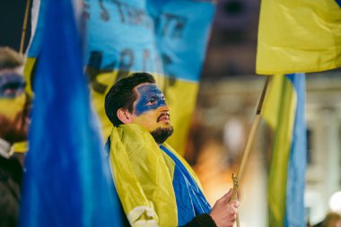 Trafalgar Meydanı, Londra - 124; İngiltere - 2022,03.08: Ukrayna halkı protesto ediyor, binlercesi Rusya 'ya İngiliz Hükümeti, AB ve ABD' den Ukrayna 'daki savaşı durdurmak için daha sert yaptırımlar talep etmek üzere toplandı