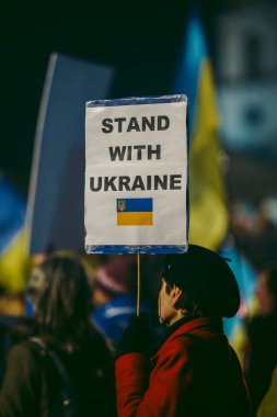 Trafalgar Meydanı, Londra - 124; İngiltere - 2022,03.08: Ukrayna halkı protesto ediyor, binlercesi Rusya 'ya İngiliz Hükümeti, AB ve ABD' den Ukrayna 'daki savaşı durdurmak için daha sert yaptırımlar talep etmek üzere toplandı