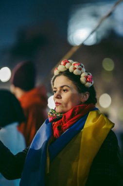 Trafalgar Meydanı, Londra - 124; İngiltere - 2022,03.08: Ukrayna halkı protesto ediyor, binlercesi Rusya 'ya İngiliz Hükümeti, AB ve ABD' den Ukrayna 'daki savaşı durdurmak için daha sert yaptırımlar talep etmek üzere toplandı
