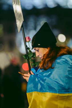 Trafalgar Meydanı, Londra - 124; İngiltere - 2022,03.08: Ukrayna halkı protesto ediyor, binlercesi Rusya 'ya İngiliz Hükümeti, AB ve ABD' den Ukrayna 'daki savaşı durdurmak için daha sert yaptırımlar talep etmek üzere toplandı