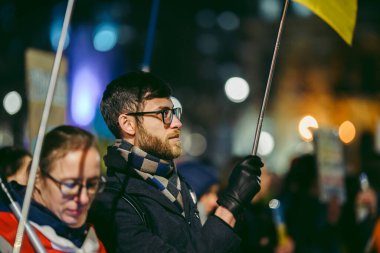 Trafalgar Meydanı, Londra - 124; İngiltere - 2022,03.08: Ukrayna halkı protesto ediyor, binlercesi Rusya 'ya İngiliz Hükümeti, AB ve ABD' den Ukrayna 'daki savaşı durdurmak için daha sert yaptırımlar talep etmek üzere toplandı