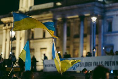 Trafalgar Meydanı, Londra - 124; İngiltere - 2022,03.09: Ukrayna halkı protesto etti, binlercesi Ukrayna 'daki savaşı durdurmak için Rusya' ya İngiliz Hükümeti, AB ve ABD 'den daha sert yaptırımlar talep etmek için toplandı