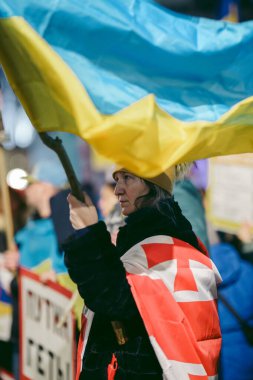 Trafalgar Meydanı, Londra - 124; İngiltere - 2022,03.09: Ukrayna halkı protesto etti, binlercesi Ukrayna 'daki savaşı durdurmak için Rusya' ya İngiliz Hükümeti, AB ve ABD 'den daha sert yaptırımlar talep etmek için toplandı