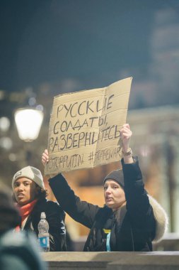 Trafalgar Meydanı, Londra - 124; İngiltere - 2022,03.09: Ukrayna halkı protesto etti, binlercesi Ukrayna 'daki savaşı durdurmak için Rusya' ya İngiliz Hükümeti, AB ve ABD 'den daha sert yaptırımlar talep etmek için toplandı