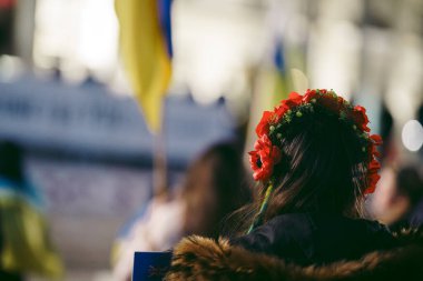 Trafalgar Meydanı, Londra the 124; İngiltere - 2022.03.10: Ukrayna halkı protesto ediyor, binlercesi Rusya 'ya İngiliz Hükümeti, AB ve ABD' den Ukrayna 'daki savaşı durdurmak için daha sert yaptırımlar talep ediyor