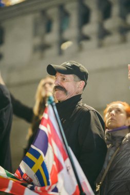 Trafalgar Meydanı, Londra the 124; İngiltere - 2022.03.10: Ukrayna halkı protesto ediyor, binlercesi Rusya 'ya İngiliz Hükümeti, AB ve ABD' den Ukrayna 'daki savaşı durdurmak için daha sert yaptırımlar talep ediyor
