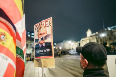 Trafalgar Meydanı, Londra the 124; İngiltere - 2022.03.10: Ukrayna halkı protesto ediyor, binlercesi Rusya 'ya İngiliz Hükümeti, AB ve ABD' den Ukrayna 'daki savaşı durdurmak için daha sert yaptırımlar talep ediyor