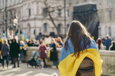 Hükümetin, Londra 'nın 124; İngiltere - 2022.03.12: Ukrayna halkı protesto ediyor, binlercesi Rusya' ya İngiliz Hükümeti, AB ve ABD 'den Ukrayna' daki savaşı durdurmak için daha sert yaptırımlar talep etmek için toplandı