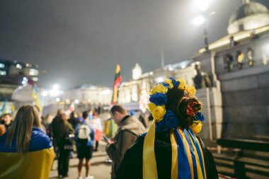 Trafalgar Meydanı, Londra the 124; İngiltere - 2022.03.10: Ukrayna halkı protesto ediyor, binlercesi Rusya 'ya İngiliz Hükümeti, AB ve ABD' den Ukrayna 'daki savaşı durdurmak için daha sert yaptırımlar talep ediyor
