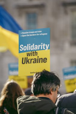 Hükümetin, Londra 'nın 124; İngiltere - 2022.03.12: Ukrayna halkı protesto ediyor, binlercesi Rusya' ya İngiliz Hükümeti, AB ve ABD 'den Ukrayna' daki savaşı durdurmak için daha sert yaptırımlar talep etmek için toplandı