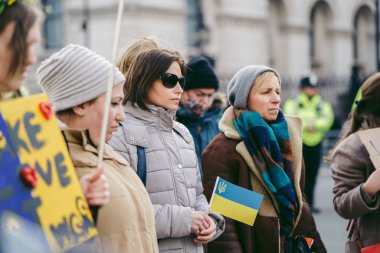 Hükümetin, Londra 'nın 124; İngiltere - 2022.03.12: Ukrayna halkı protesto ediyor, binlercesi Rusya' ya İngiliz Hükümeti, AB ve ABD 'den Ukrayna' daki savaşı durdurmak için daha sert yaptırımlar talep etmek için toplandı