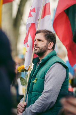 Hükümetin, Londra 'nın 124; İngiltere - 2022.03.12: Ukrayna halkı protesto ediyor, binlercesi Rusya' ya İngiliz Hükümeti, AB ve ABD 'den Ukrayna' daki savaşı durdurmak için daha sert yaptırımlar talep etmek için toplandı