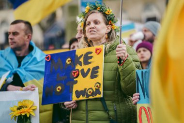 Hükümetin, Londra 'nın 124; İngiltere - 2022.03.12: Ukrayna halkı protesto ediyor, binlercesi Rusya' ya İngiliz Hükümeti, AB ve ABD 'den Ukrayna' daki savaşı durdurmak için daha sert yaptırımlar talep etmek için toplandı