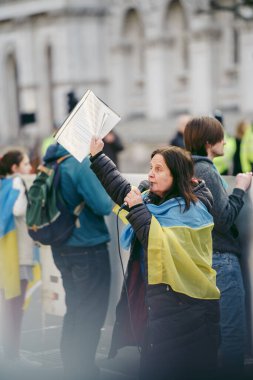 Hükümetin, Londra 'nın 124; İngiltere - 2022.03.12: Ukrayna halkı protesto ediyor, binlercesi Rusya' ya İngiliz Hükümeti, AB ve ABD 'den Ukrayna' daki savaşı durdurmak için daha sert yaptırımlar talep etmek için toplandı