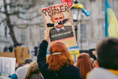 Hükümetin, Londra 'nın 124; İngiltere - 2022.03.12: Ukrayna halkı protesto ediyor, binlercesi Rusya' ya İngiliz Hükümeti, AB ve ABD 'den Ukrayna' daki savaşı durdurmak için daha sert yaptırımlar talep etmek için toplandı