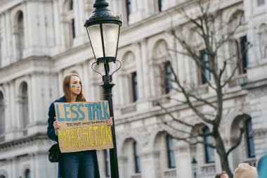 Hükümetin, Londra 'nın 124; İngiltere - 2022.03.12: Ukrayna halkı protesto ediyor, binlercesi Rusya' ya İngiliz Hükümeti, AB ve ABD 'den Ukrayna' daki savaşı durdurmak için daha sert yaptırımlar talep etmek için toplandı