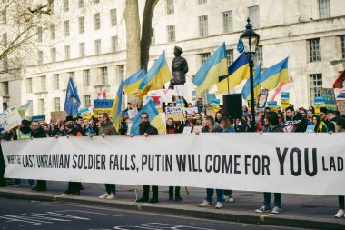 Hükümetin, Londra 'nın 124; İngiltere - 2022.03.12: Ukrayna halkı protesto ediyor, binlercesi Rusya' ya İngiliz Hükümeti, AB ve ABD 'den Ukrayna' daki savaşı durdurmak için daha sert yaptırımlar talep etmek için toplandı