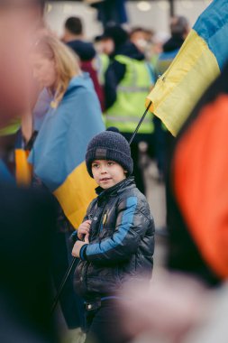 Hükümetin, Londra 'nın 124; İngiltere - 2022.03.12: Ukrayna halkı protesto ediyor, binlercesi Rusya' ya İngiliz Hükümeti, AB ve ABD 'den Ukrayna' daki savaşı durdurmak için daha sert yaptırımlar talep etmek için toplandı