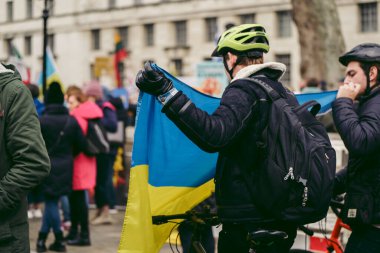 Hükümetin, Londra 'nın 124; İngiltere - 2022.03.13: Ukrayna halkı protesto ediyor, binlercesi Rusya' ya İngiliz Hükümeti, AB ve ABD 'den Ukrayna' daki savaşı durdurmak için daha sert yaptırımlar talep etmek için toplandı