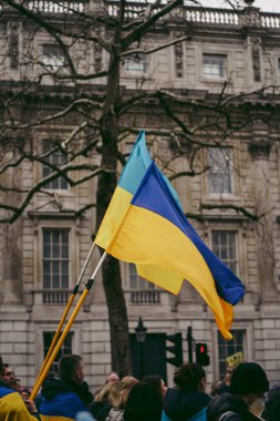 Hükümetin, Londra 'nın 124; İngiltere - 2022.03.13: Ukrayna halkı protesto ediyor, binlercesi Rusya' ya İngiliz Hükümeti, AB ve ABD 'den Ukrayna' daki savaşı durdurmak için daha sert yaptırımlar talep etmek için toplandı