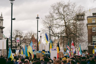 Hükümetin, Londra 'nın 124; İngiltere - 2022.03.13: Ukrayna halkı protesto ediyor, binlercesi Rusya' ya İngiliz Hükümeti, AB ve ABD 'den Ukrayna' daki savaşı durdurmak için daha sert yaptırımlar talep etmek için toplandı