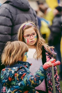 Hükümetin Londra 'daki 124; İngiltere - 2022.03.13: Ukrayna' daki Rus işgaline karşı protestolarda bayraklı ve sancaklı çocuklar