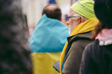 Hükümetin, Londra 'nın 124; İngiltere - 2022.03.13: Ukrayna halkı protesto ediyor, binlercesi Rusya' ya İngiliz Hükümeti, AB ve ABD 'den Ukrayna' daki savaşı durdurmak için daha sert yaptırımlar talep etmek için toplandı
