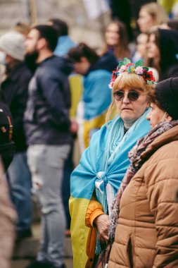 Hükümetin, Londra 'nın 124; İngiltere - 2022.03.13: Ukrayna halkı protesto ediyor, binlercesi Rusya' ya İngiliz Hükümeti, AB ve ABD 'den Ukrayna' daki savaşı durdurmak için daha sert yaptırımlar talep etmek için toplandı