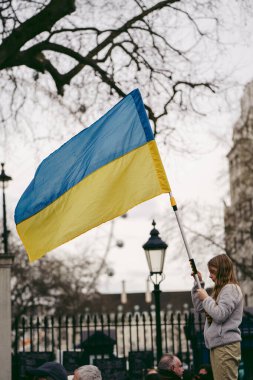 Hükümetin, Londra 'nın 124; İngiltere - 2022.03.13: Ukrayna halkı protesto ediyor, binlercesi Rusya' ya İngiliz Hükümeti, AB ve ABD 'den Ukrayna' daki savaşı durdurmak için daha sert yaptırımlar talep etmek için toplandı