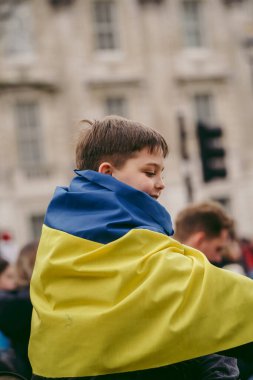 Hükümetin, Londra 'nın 124; İngiltere - 2022.03.13: Ukrayna halkı protesto ediyor, binlercesi Rusya' ya İngiliz Hükümeti, AB ve ABD 'den Ukrayna' daki savaşı durdurmak için daha sert yaptırımlar talep etmek için toplandı