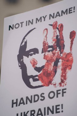 Hükümetin, Londra 'nın 124; İngiltere - 2022.03.13: Ukrayna halkı protesto ediyor, binlercesi Rusya' ya İngiliz Hükümeti, AB ve ABD 'den Ukrayna' daki savaşı durdurmak için daha sert yaptırımlar talep etmek için toplandı