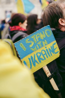 Hükümetin, Londra 'nın 124; İngiltere - 2022.03.13: Ukrayna halkı protesto ediyor, binlercesi Rusya' ya İngiliz Hükümeti, AB ve ABD 'den Ukrayna' daki savaşı durdurmak için daha sert yaptırımlar talep etmek için toplandı