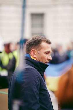 Hükümetin, Londra 'nın 124; İngiltere - 2022.03.13: Ukrayna halkı protesto ediyor, binlercesi Rusya' ya İngiliz Hükümeti, AB ve ABD 'den Ukrayna' daki savaşı durdurmak için daha sert yaptırımlar talep etmek için toplandı