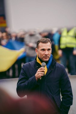 Hükümetin Londra 'daki 124; İngiltere - 2022.03.13: Ukrayna' daki savaşı protesto eden ünlü futbolcu Andriy Shevchenko