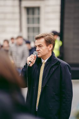 Hükümetin, Londra 'nın 124; İngiltere - 2022.03.13: Ukrayna halkı protesto ediyor, binlercesi Rusya' ya İngiliz Hükümeti, AB ve ABD 'den Ukrayna' daki savaşı durdurmak için daha sert yaptırımlar talep etmek için toplandı