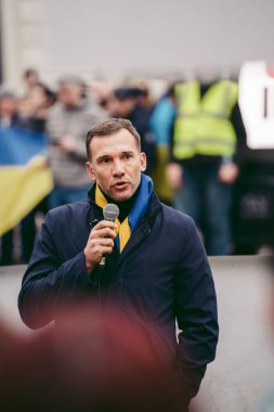 Hükümetin Londra 'daki 124; İngiltere - 2022.03.13: Ukrayna' daki savaşı protesto eden ünlü futbolcu Andriy Shevchenko